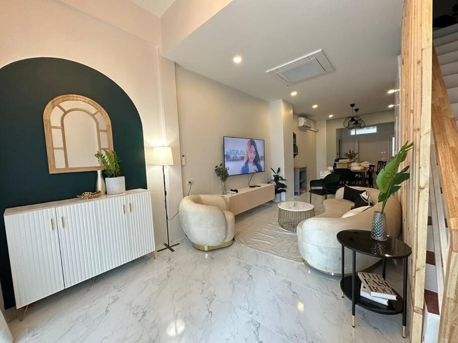 Private 4br Model Center